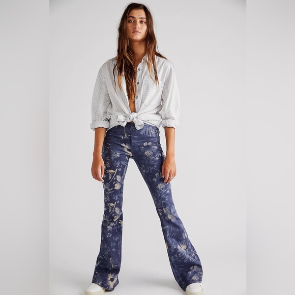 🌟FREE PEOPLE Penny Pull-On Printed Flare Jeans-Navy Combo-Size 27-28-29 - Picture 3 of 15